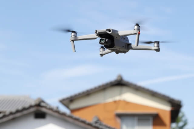 空を飛ぶ最新型のドローン