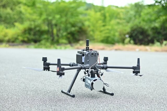 地上に置かれたプロ級のドローン