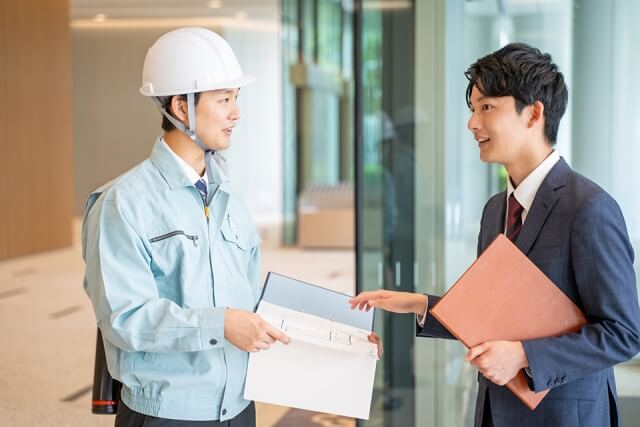 オフィスで打ち合わせをする二人の男性