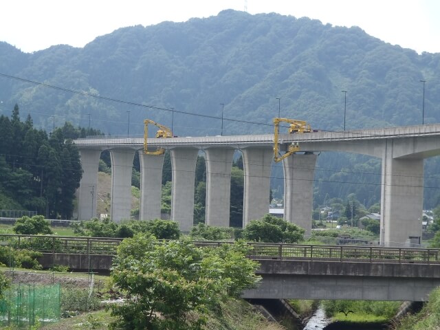 山間に架かる高架橋の眺め